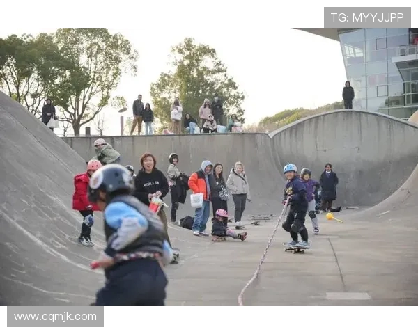 重庆滑板队在极限运动嘉年华中的精彩表现与技术分析